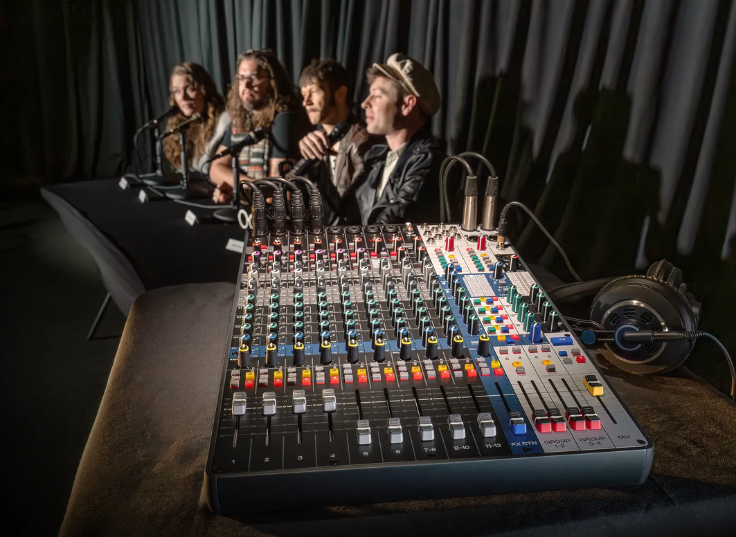 Mixer 16 kênh Soundcraft Signature Plus 16 Mixer 16 kênh Soundcraft Signature Plus 16